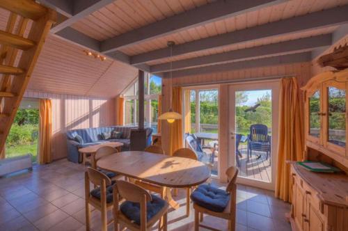 ein Wohnzimmer mit Tisch und Stühlen in der Unterkunft Seeschwalbe Classic 58 in Rechlin
