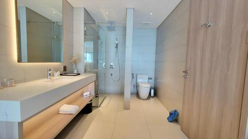 Ένα μπάνιο στο A La Carte Ha Long Bay - Sea View Apartment