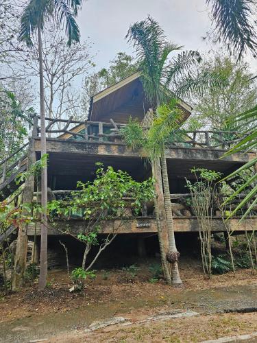 uma casa que está sentada em cima de um caminhão em Fire Fly Chalet em Ban Chom Phon