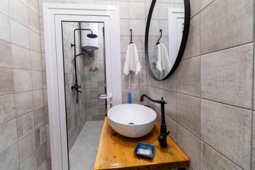 Koupelna v ubytování City Center Retro Chic Kapana 2-Bed Apartment