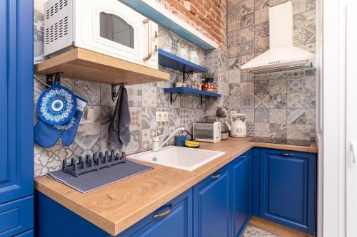 Kuchyň nebo kuchyňský kout v ubytování City Center Retro Chic Kapana 2-Bed Apartment