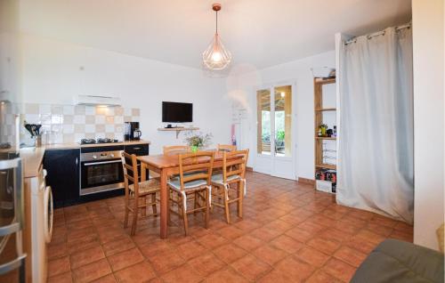 une cuisine et une salle à manger avec une table et des chaises dans l'établissement Cozy Home In Cognocoli Monticchi, à Cognocoli-Monticchi