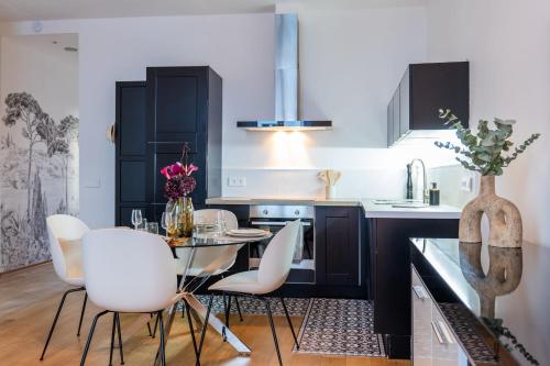 - une cuisine avec une table à manger et des chaises blanches dans l'établissement Upscale 3-room apartment 200m from the Palais, à Cannes