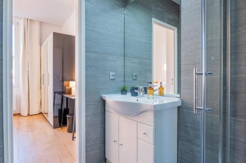 Upscale 3-room apartment 200m from the Palais
