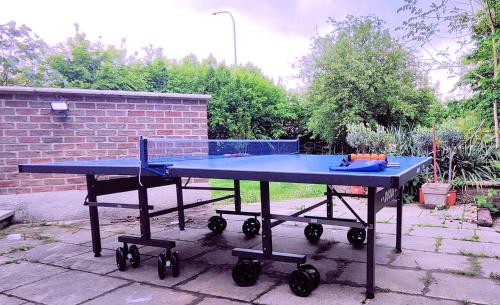 uma mesa de pingue-pongue azul num quintal em Vrijstaande woning gelijkvloers em Zemst