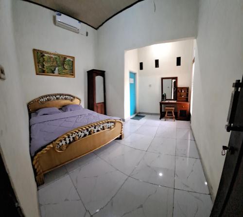 a bedroom with a bed in the middle of a room at Vallery homestay in Geruntang