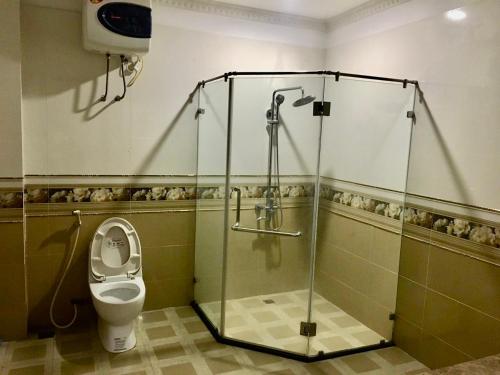La salle de bains est pourvue d'une cabine de douche et de toilettes. dans l'établissement Ánh Dương Hostel - Ng 45 Võ Chí Công - by Bay Luxury, à Hanoï
