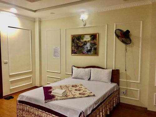 - une chambre avec un lit et un livre dans l'établissement Ánh Dương Hostel - Ng 45 Võ Chí Công - by Bay Luxury, à Hanoï