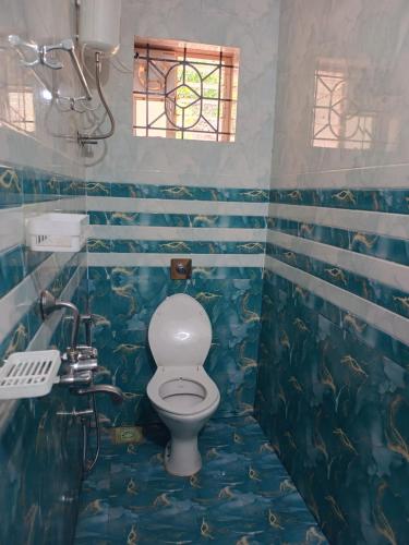 a bathroom with a fish themed bathroom with a toilet at Ashirwad Residency in Agonda