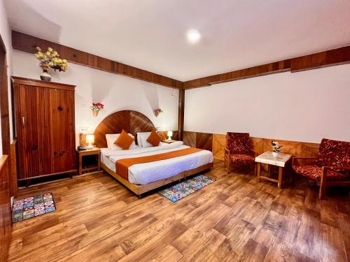 Ένα ή περισσότερα κρεβάτια σε δωμάτιο στο Raksha INN