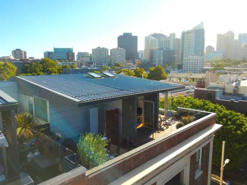 een huis met een zonnedak erop bij Sydney Penthouse in Sydney