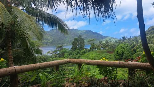 - une vue sur la rivière depuis une clôture en bois dans l'établissement Mahana Tua Lodge Huahine, à Puahua