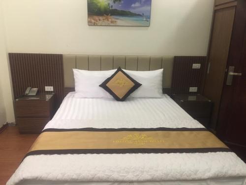 ein Schlafzimmer mit einem großen Bett mit zwei Nachttischen in der Unterkunft Phước Thịnh Hostel - Ngõ 19 P. Nguyễn Văn Lộc, Hà Đông - by Bay Luxury in Hanoi