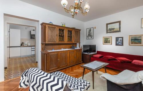 ein Wohnzimmer mit einem roten Sofa und einem Tisch in der Unterkunft Nice Apartment In Opatija With Wi-fi in Opatija