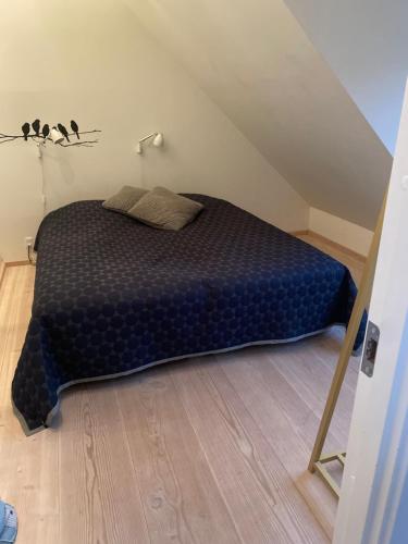 um quarto com uma cama grande num sótão em Ebeltoft em Ebeltoft