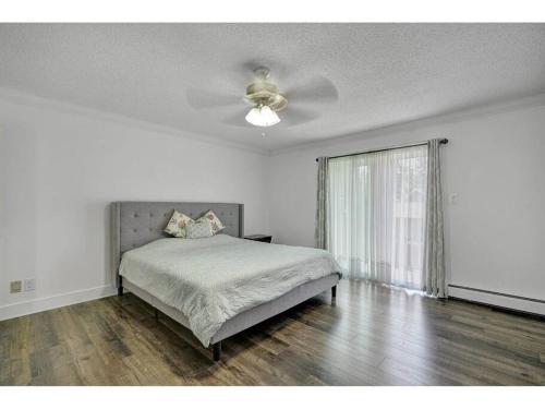 een slaapkamer met een bed en een plafondventilator bij Family Retreat Spacious in Delta