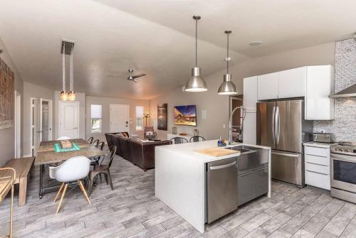 uma cozinha e sala de estar com uma mesa e uma cozinha e uma sala de jantar em Pool Spa Fire Pit Pets Ensuite Bathrooms em Lake Havasu City