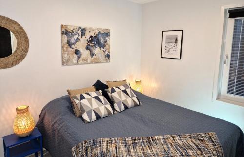 ein Schlafzimmer mit einem Bett mit zwei Kissen in der Unterkunft SkyVillas Apartments by Hiekka Booking in Kalajoki