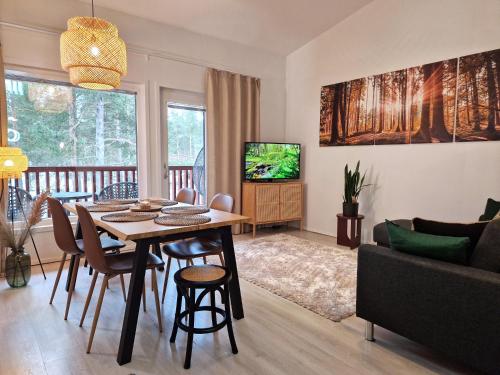 - un salon avec une table et un canapé dans l'établissement SkyVillas Apartments by Hiekka Booking, à Kalajoki