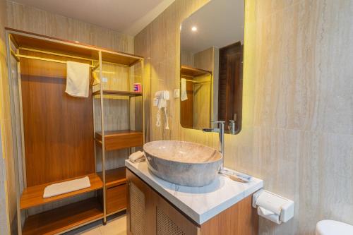 y baño con lavabo y ducha. en Munduk Kupang Sekumpul Villa en Singaraja