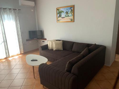 uma sala de estar com um sofá e uma mesa em Ilirian Hotel em Lezhë