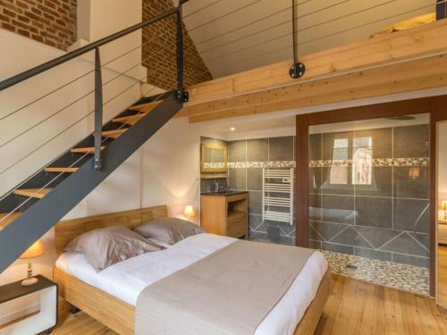 une chambre avec un grand lit et un escalier dans l'établissement Belle Rive Comfortable holiday residence, à Veules-les-Roses