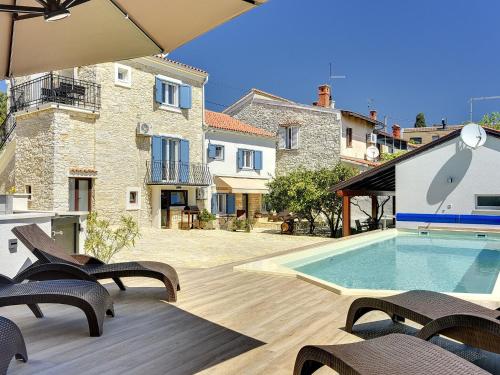 Apartment with swimming pool and private terrace