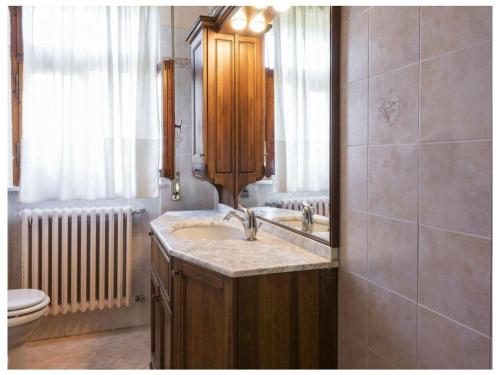 y baño con lavabo y aseo. en Villa Montecchio, en Cortona