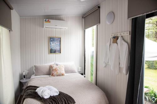 niewielka sypialnia z łóżkiem i oknem w obiekcie Binderaga Old Orchard w mieście Bilpin
