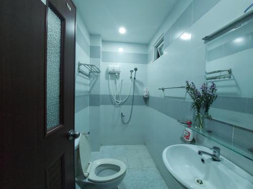 un bagno bianco con un water e un lavandino di Northern hostel 2 - Bui Vien Walking Street ad Ho Chi Minh