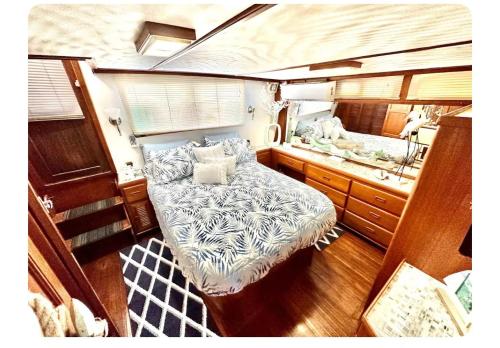 een grote kamer met een bed aan de achterkant van een boot bij YACHT OF MY DREAMS in Key Largo