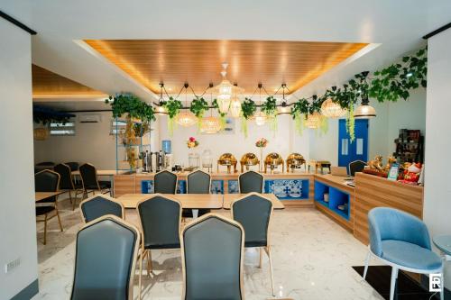 a dining room with a table and chairs at Bernese Resort Hotel powered by Cocotel in Ligao