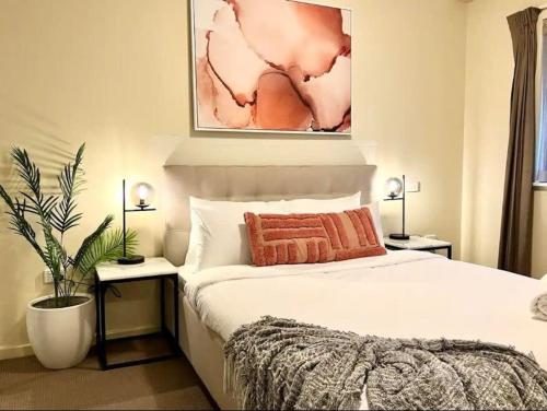 um quarto com uma cama e um vaso de plantas em Prime Location 1 Bdr Apt in Perth em Perth