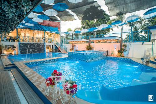 Baseinas apgyvendinimo įstaigoje Bernese Resort Hotel powered by Cocotel arba netoliese