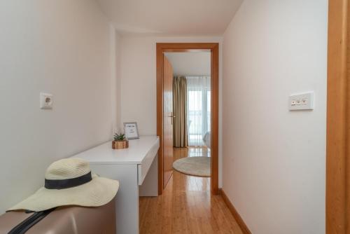 una habitación con un sombrero en una cómoda y un pasillo en Villa Ana Trogir II, en Trogir