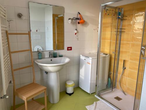 La salle de bains est pourvue d'un lavabo et d'une douche. dans l'établissement Casa Quartieri, à Naples