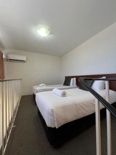 Postel nebo postele na pokoji v ubytování Atrium Hotel Mandurah