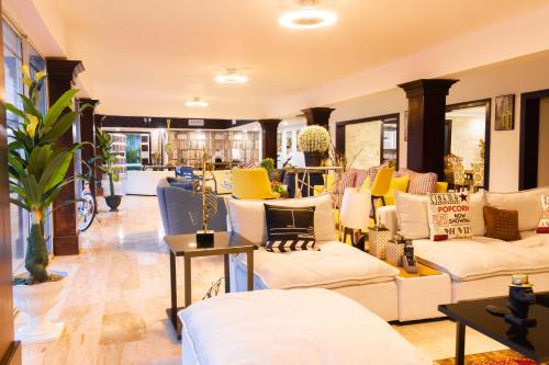 a living room filled with couches and tables at Lujosa Villa en Casa de Campo Golf & Resort, La Romana Brre#15 in La Romana