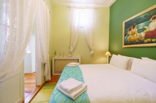 ein Schlafzimmer mit einem Bett mit Handtüchern darauf in der Unterkunft TaLiva Pavillon in Konak
