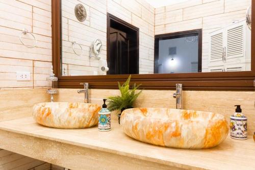 dos grandes lavabos de pan sentados en un mostrador en un baño en Lujosa Villa en Casa de Campo Golf & Resort, La Romana Brre#15, en La Romana