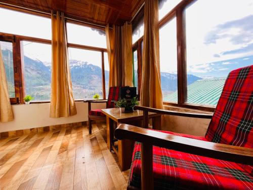 sala de estar con vistas a la montaña en Kamal Guest house, en Vapi
