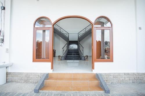 a staircase leading to a building with two windows at De Luna Guest House in Kuripan
