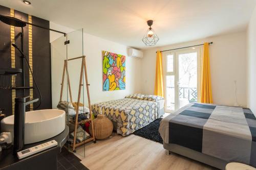 Saint-Paul的住宿－villa australina，一间卧室配有一张床、一个浴缸和一个水槽