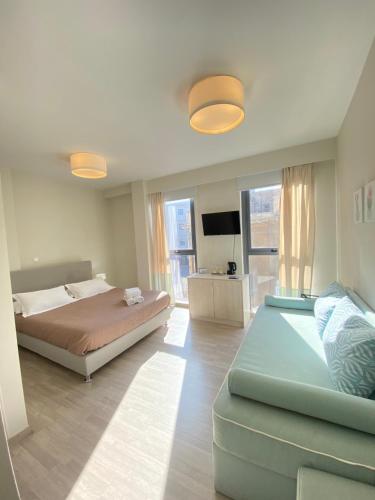 una camera con letto e divano di Tins Hotel City - Athens ad Atene