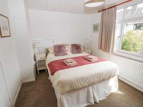 Ένα ή περισσότερα κρεβάτια σε δωμάτιο στο Ewenny Cottage