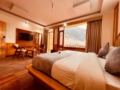 1 dormitorio con 1 cama grande y ventana grande en Rajwari Home Stay, en Karnádi