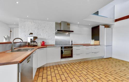 Una cocina o zona de cocina en Twelve-Bedroom Accommodation In Ulfborg