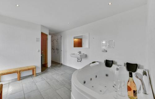Un baño de Twelve-Bedroom Accommodation In Ulfborg