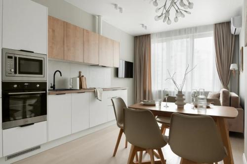 cocina y comedor con mesa y sillas en Modern Entire Apartments, en Colombes