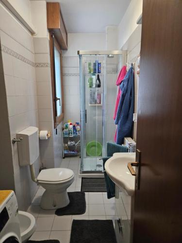 Bathroom sa Stanza in appartamento privato Zona San vitale